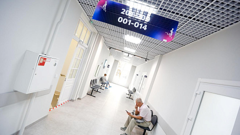 В университетской клинике врач-онколог проводит процедуру тонкоигольной биопсии щитовидной железы